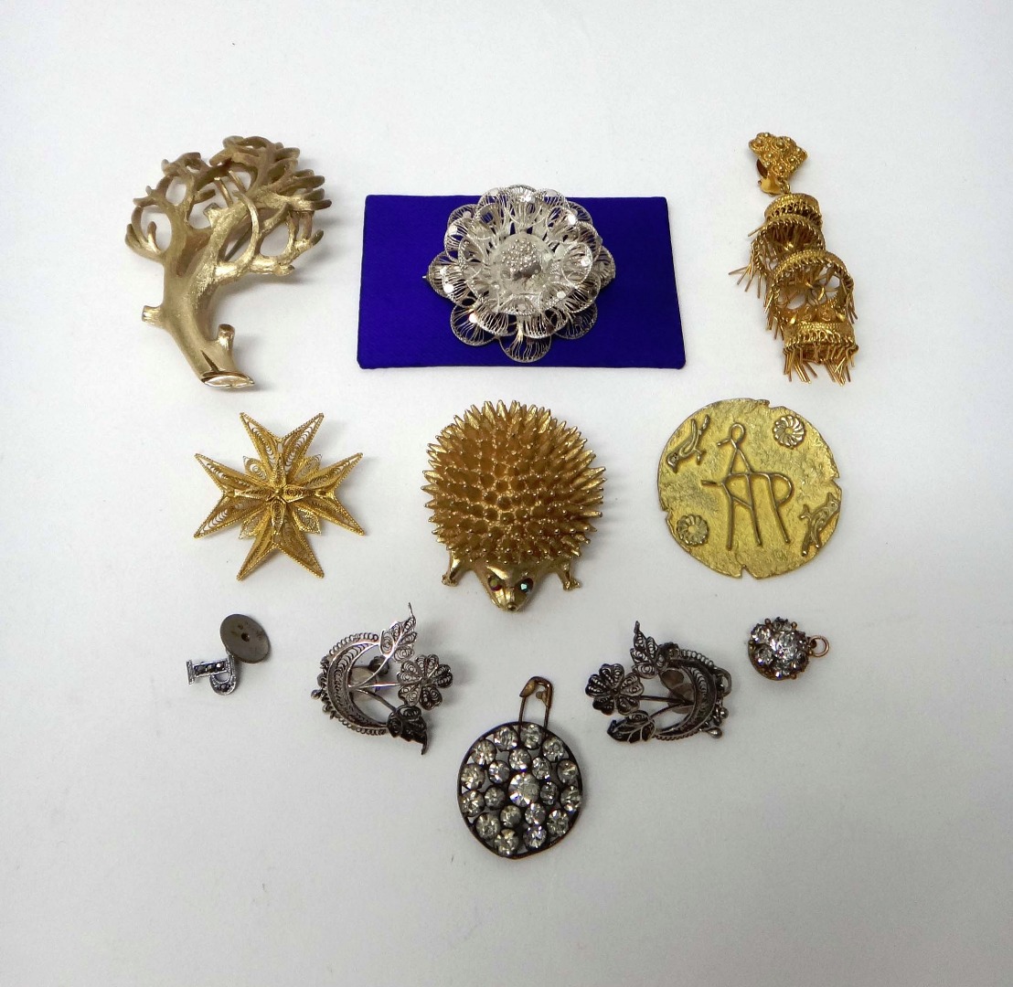 Appraisal: A gold filigree brooch designed as a Maltese cross a