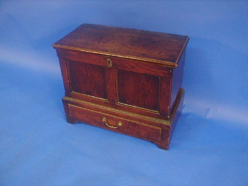 Appraisal: A small Georgian oak mule chest with hinged lid and