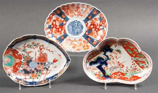 Appraisal: Three Japanese Imari porcelain dishes fourth quarter- th century -