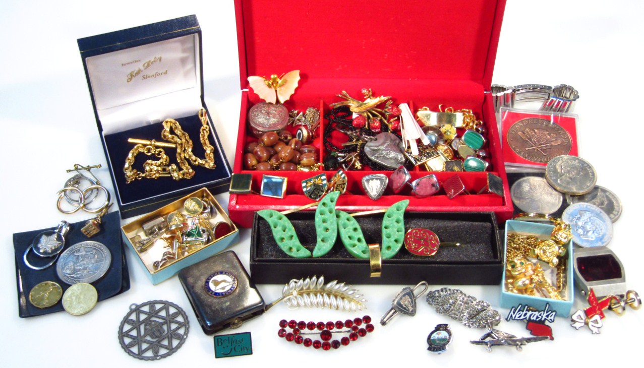 Appraisal: Various costume and other jewellery to include brooches cufflinks commemorative