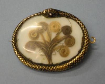 Appraisal: A VICTORIAN MOURNING BROOCH of oval form having white glass