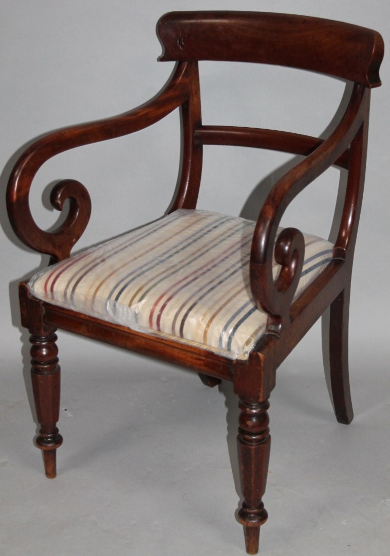 Appraisal: An early thC mahogany carver chair with shaped horizontal back