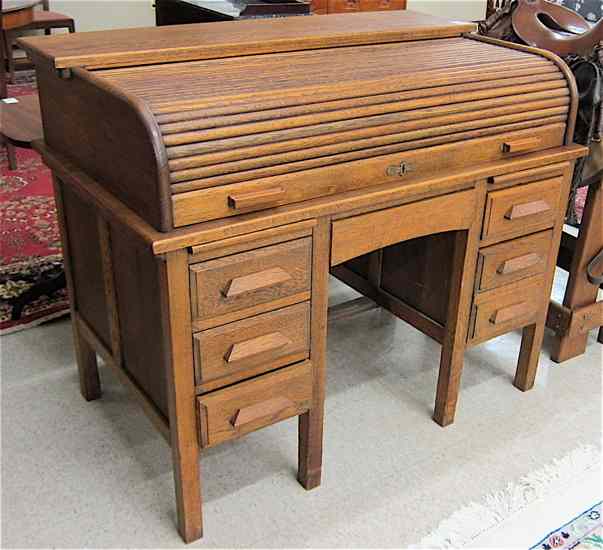 Appraisal: AN OAK ROLL-TOP DESK American early th century C-roll type