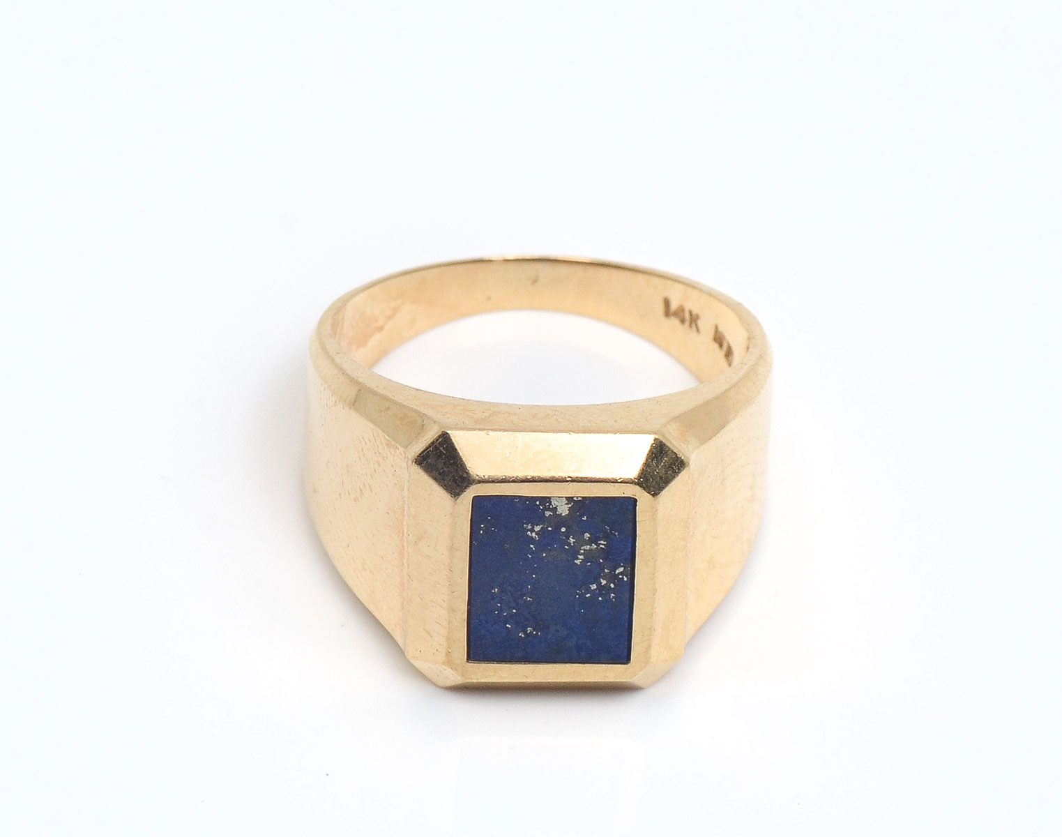 Appraisal: K SQUARE LAPIS RING K yellow gold ring is set