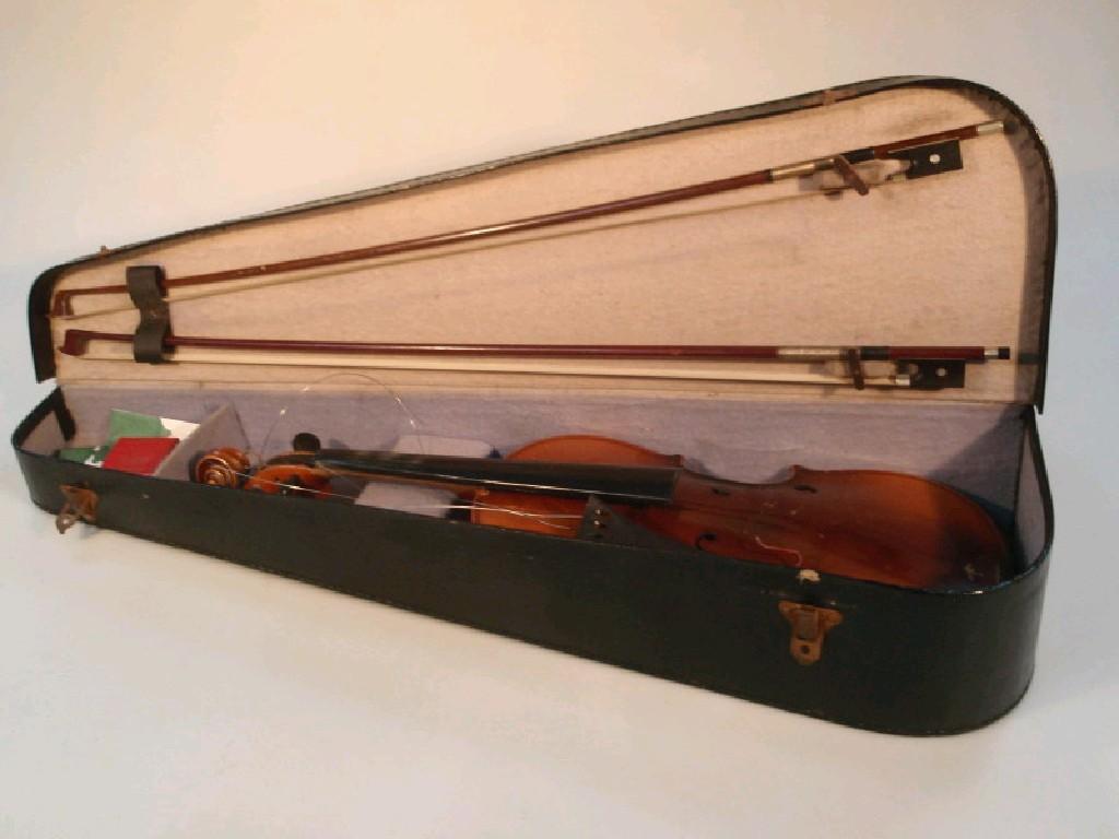 Appraisal: A violin with a two-piece figured back bears a label