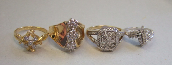 Appraisal: A diamond set dress ring in a triple circular cluster