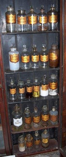 Appraisal: A collection of clear glass drug jars and stoppers with