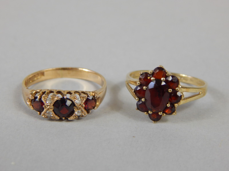 Appraisal: Two ct gold dress rings each set with garnets one