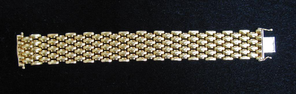 Appraisal: AN CT YELLOW GOLD BRACELET of cuff form with textured