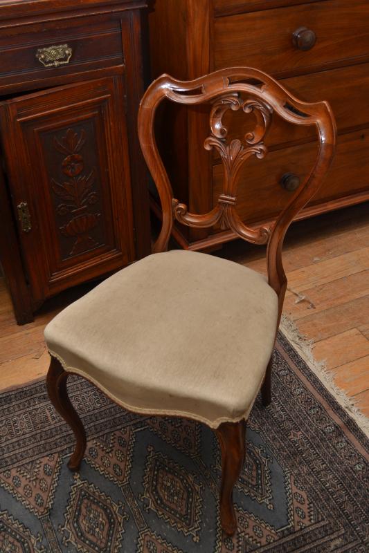 Appraisal: A VICTORIAN CARVED WALNUT OCCASIONAL CHAIR A VICTORIAN CARVED WALNUT