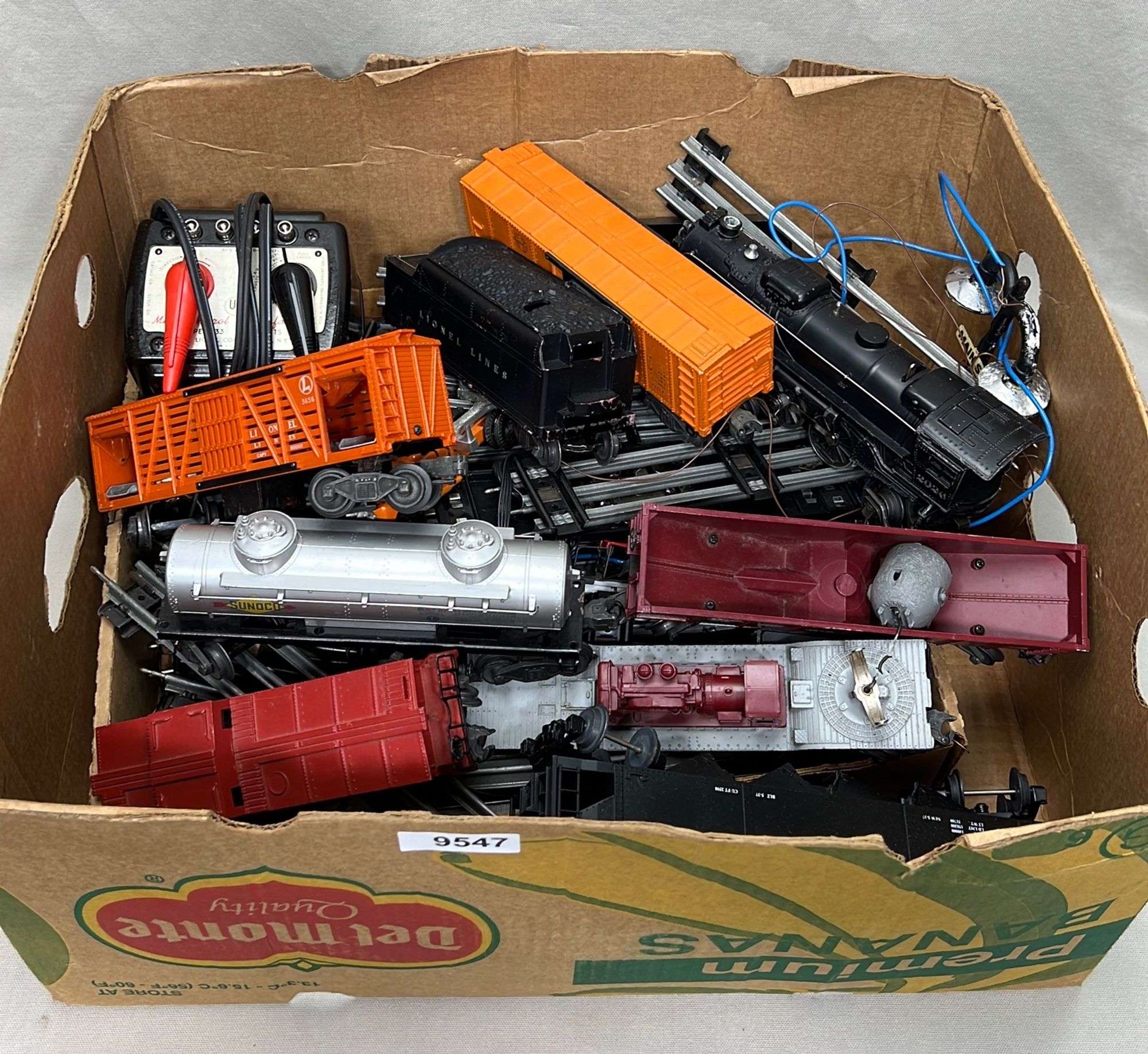 Appraisal: Vintage Lionel train set with accessories and track