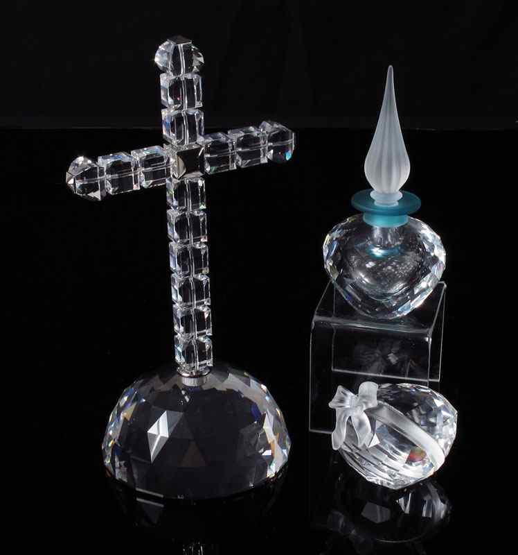 Appraisal: SWAROVSKI CRYSTAL EXQUISITE ACCENTS EXQUISITE ACCENTS - ORIENTAL FLACON Martin