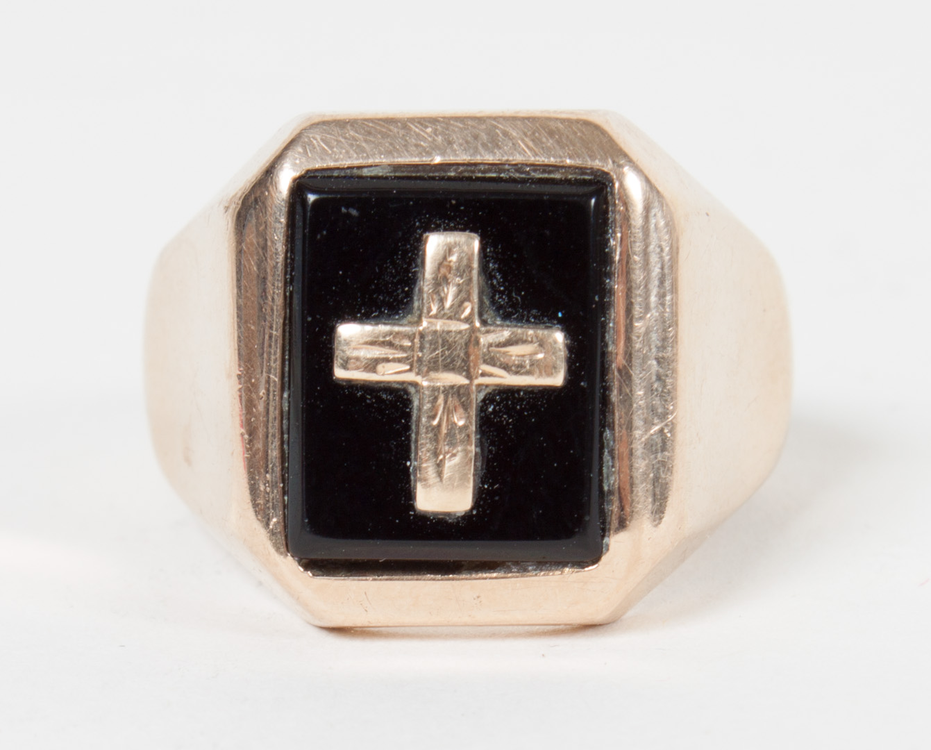 Appraisal: Gentleman's onyx-mounted K gold ring with cross size grams