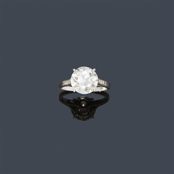 Appraisal: DIAMOND RING France ca Platinum Classic solitaire model the top