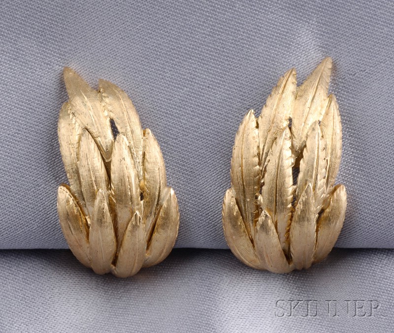 Appraisal: kt Gold Leaf Earclips each with Florentine finish dwt lg