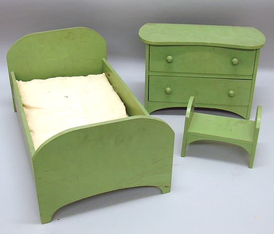 Appraisal: Pc Bedroom set 's Green painted wood bed -drawer chest