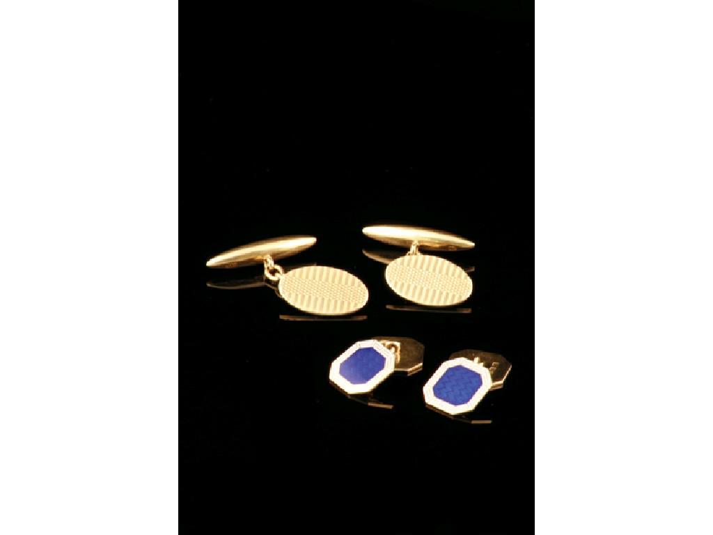 Appraisal: A PAIR OF CT YELLOW GOLD OVAL ENGINE-TURNED CUFFLINKS with