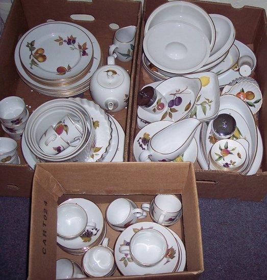 Appraisal: A large quantity of Royal Worcester 'Evesham' pattern crockery