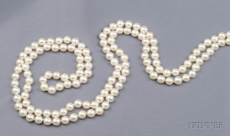 Appraisal: Cultured Pearl Necklace composed of white cultured pearls with rose