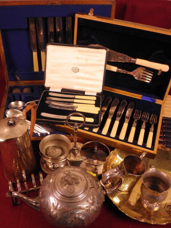 Appraisal: A canteen of cutlery in an oak case a set