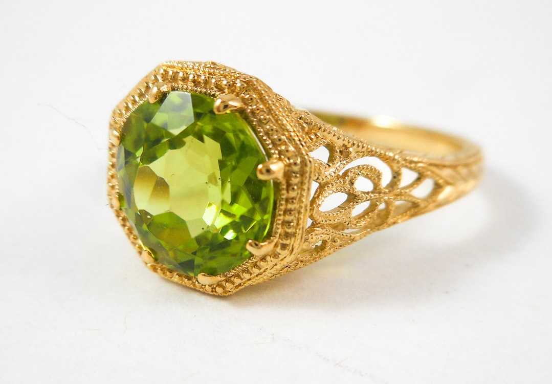 Appraisal: PERIDOT AND FOURTEEN KARAT GOLD SOLITAIRE RING The yellow gold