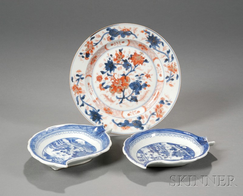 Appraisal: Three Chinese Export Porcelain Items th century an Imari palette