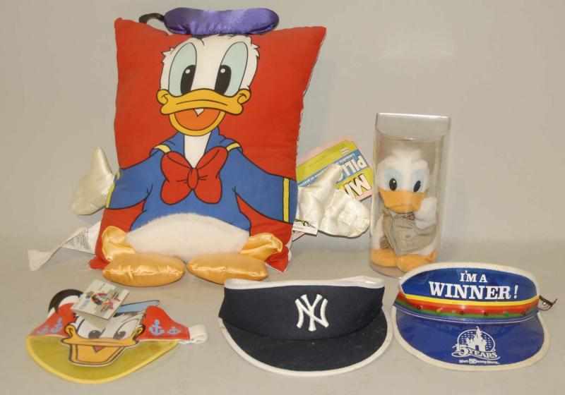 Appraisal: Lot of Assorted Modern Donald Duck Items Lot includes Donald