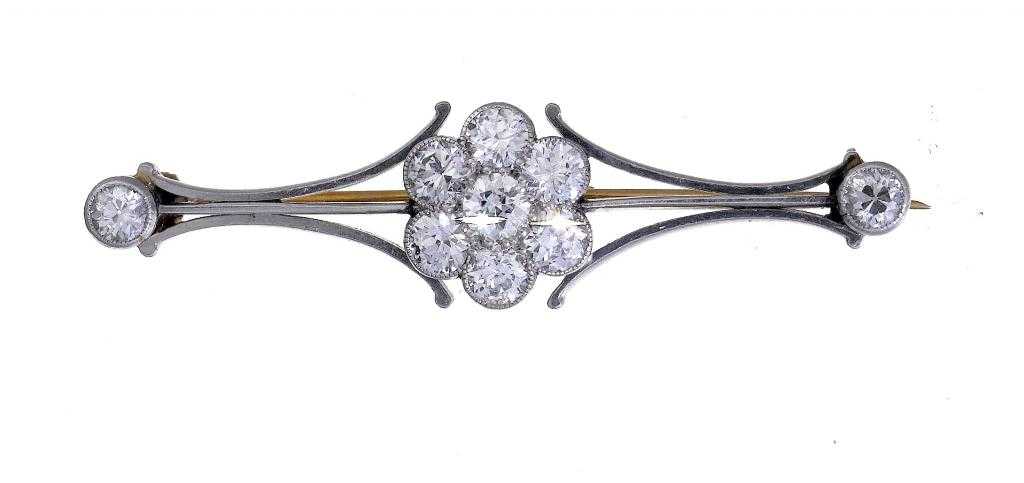 Appraisal: A DIAMOND BAR BROOCH with a central cluster of seven