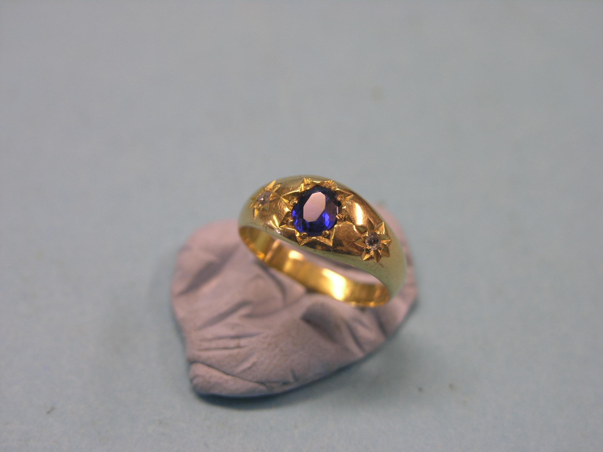 Appraisal: An Edwardian ct gold ring set single sapphire and two