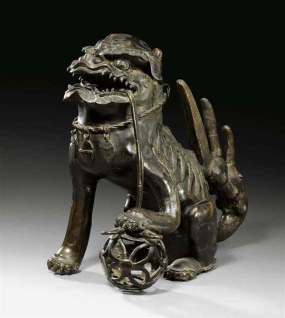 Appraisal: FO-HUND China H cm Bronze graviert Aufrecht sitzender schlanker Fo-Hund