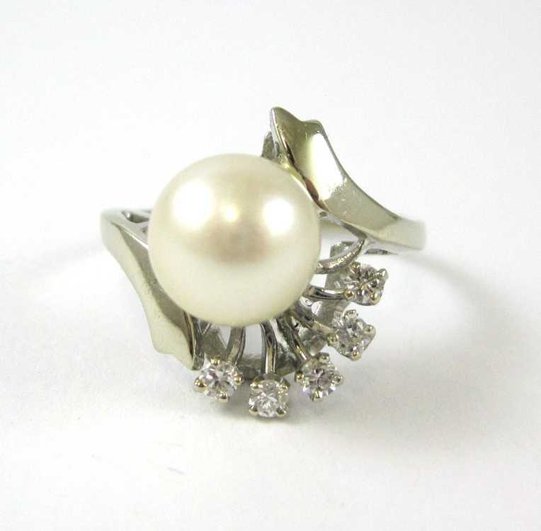 Appraisal: PEARL DIAMOND AND FOURTEEN KARAT GOLD RING The white gold