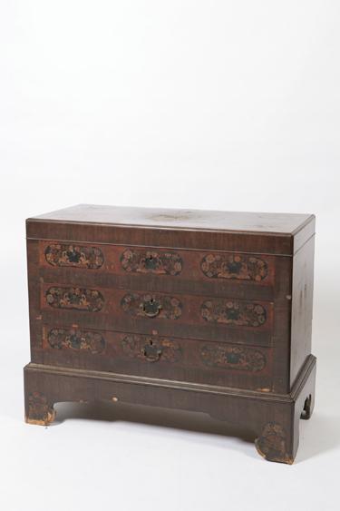 Appraisal: A GEORGE II MAHOGANY COFFER the rising lid with a