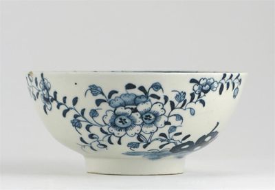 Appraisal: A Lowestoft blue and white bowl painted with Oriental flowers