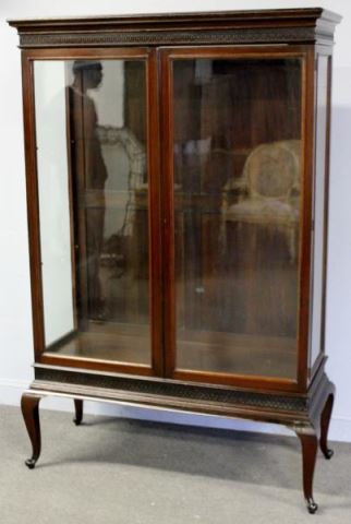 Appraisal: Louis XV Style Mahogany Vitrine Nice quality door vitrine with