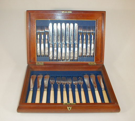 Appraisal: A mahogany cutlery box containing six pairs of bone handled