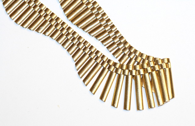 Appraisal: A CT GOLD MODERNIST NECKLACE of stylised graduated drop form