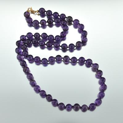 Appraisal: A Fine Amethyst Bead Necklace Carved amethyst beads of fine