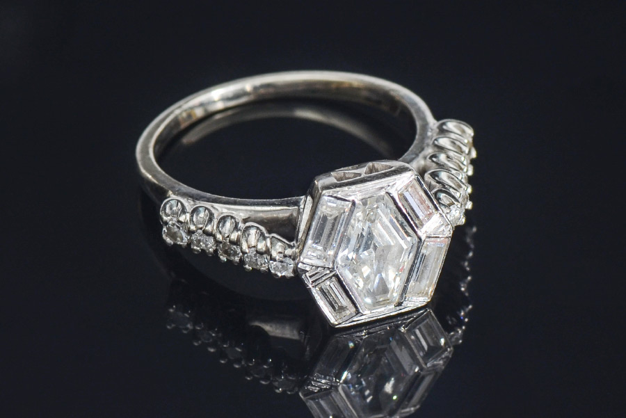 Appraisal: CTW DIAMOND K GOLD RING K white gold ring contains