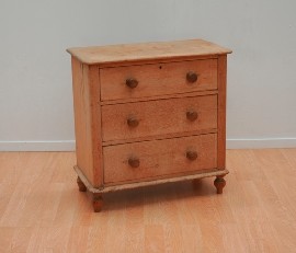 Appraisal: A rustic pine chest of drawers repairs to rear leg