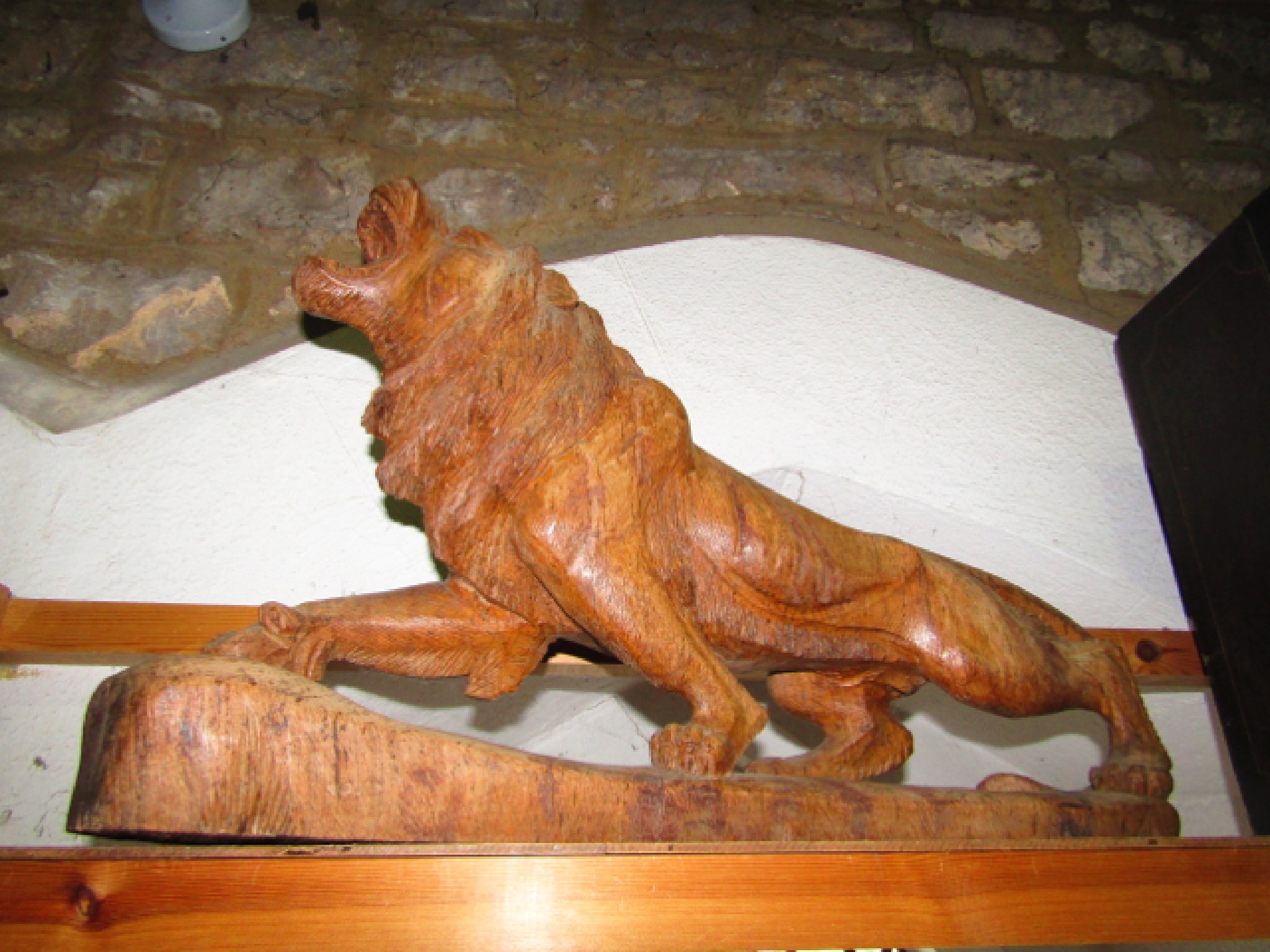 Appraisal: A substantial eastern carved timber study of a male lion