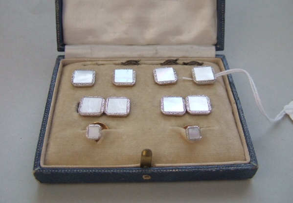 Appraisal: A gentleman's ct gold and mother of pearl dress set