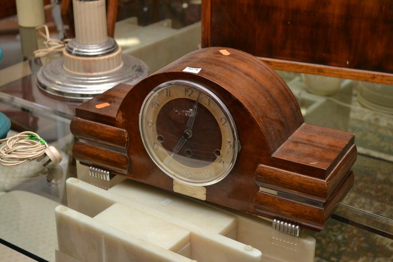 Appraisal: A DECO MANTLE CLOCK A DECO MANTLE CLOCK