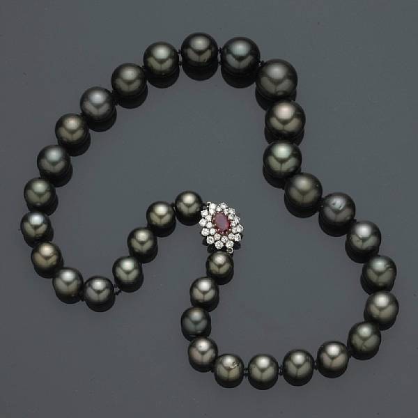 Appraisal: A South Sea cultured pearl necklace black cultured pearls measuring