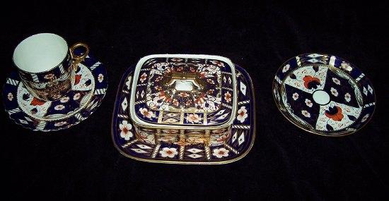 Appraisal: A Royal Crown Derby cheese dish cover and stand date