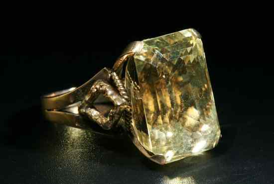 Appraisal: K YELLOW GOLD AND CITRINE RING Emerald-cut citrine weighing app