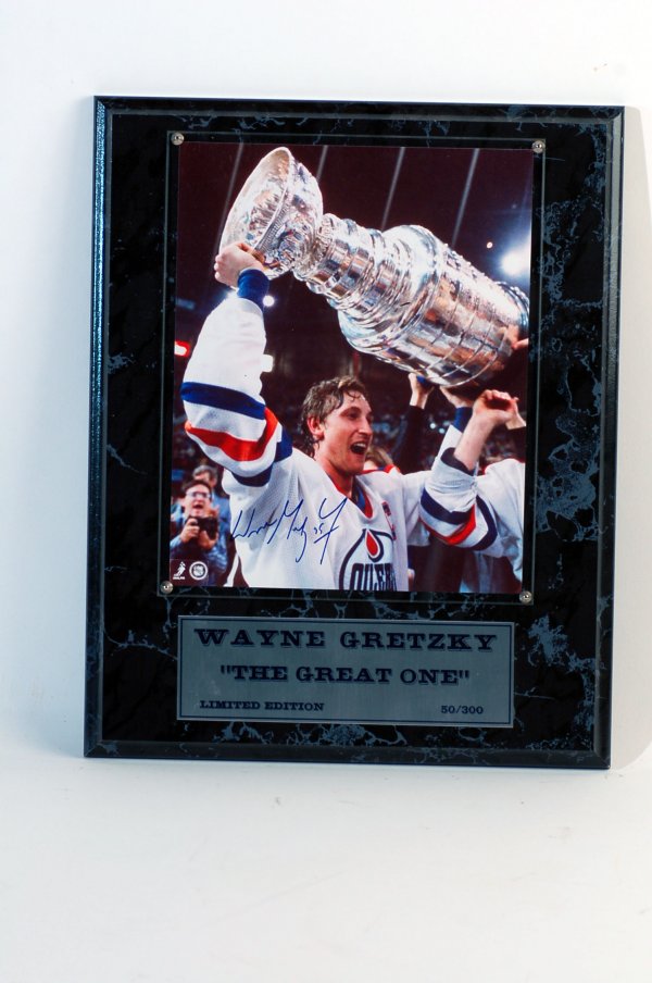 Appraisal: Wayne Gretsky autographed photo with plaque Wayne Gretsky the great