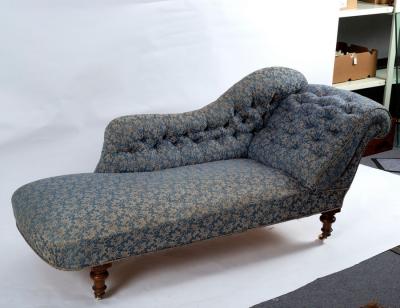 Appraisal: A Victorian upholstered daybed with deep buttoned upholstery on turned