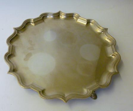 Appraisal: A SALVER maker Elkington Co Birmingham of circular form with