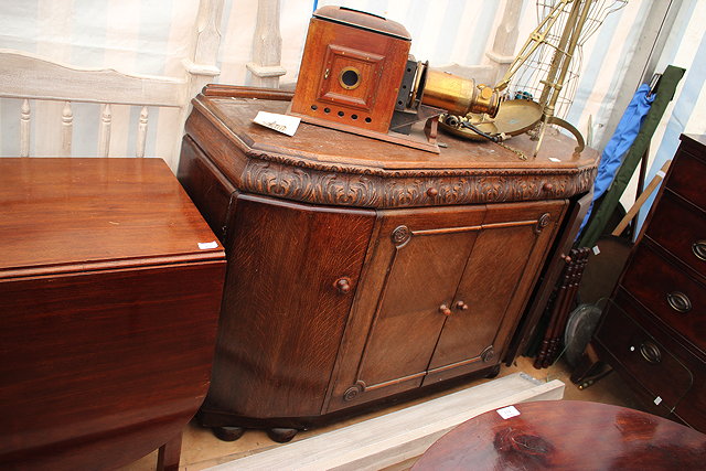 Appraisal: AN EARLY TH CENTURY OAK SIDEBOARD carved scrolling decoration two