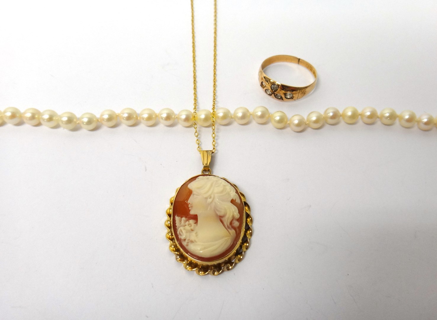 Appraisal: A ct gold mounted oval shell cameo pendant carved as